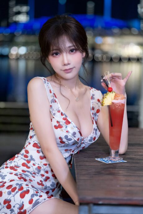 穿梭于新加坡夜色迷情：水淼aqua诠释窈窕淑女的浪漫瞬间