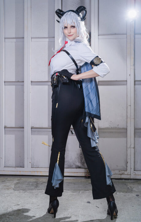 力量与魅力：Netochka鸣潮赞妮COS在池袋万圣节掀起热潮