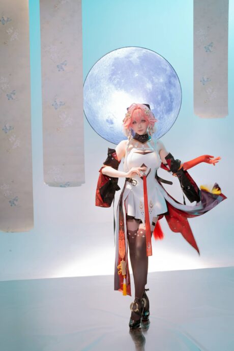 星之迟迟长离COS：在红黑渐变中传递策略与力量的双重美丽