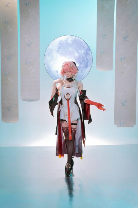 星之迟迟长离COS：在红黑渐变中传递策略与力量的双重美丽