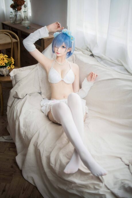 细腻与优雅的结合:封疆疆v精心再现花嫁版本雷姆COS之美 细腻与优雅的结合:封疆疆v精心再现花嫁版本雷姆COS之美