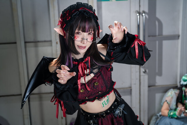 NanaPink魅魔COS亮相池袋万圣节，绝对领域美学引发关注