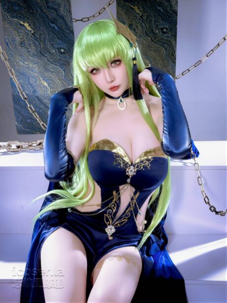 绝美与深邃的碰撞：星之迟迟的高质量COS展现C.C.独特魅力