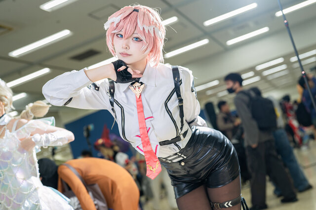 池袋万圣Cosplay节：青野悠悠鹰岭露依cos跨越时空偶像魅力