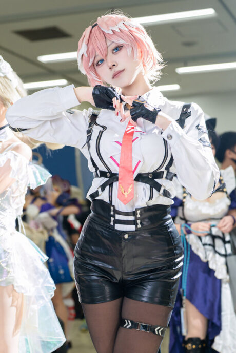 池袋万圣Cosplay节：青野悠悠鹰岭露依cos跨越时空偶像魅力