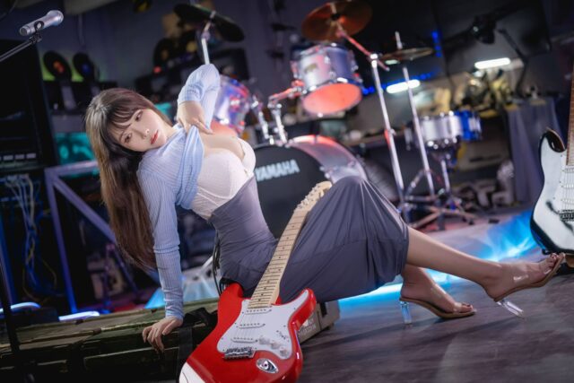 冷光舞台下的甜酷张力:中岛莫之子i包臀裙吉他妹妹COS赏析 冷光舞台下的甜酷张力:中岛莫之子i包臀裙吉他妹妹COS赏析