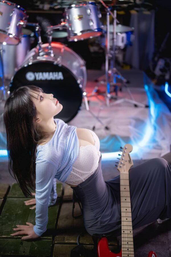 冷光舞台下的甜酷张力:中岛莫之子i包臀裙吉他妹妹COS赏析 冷光舞台下的甜酷张力:中岛莫之子i包臀裙吉他妹妹COS赏析