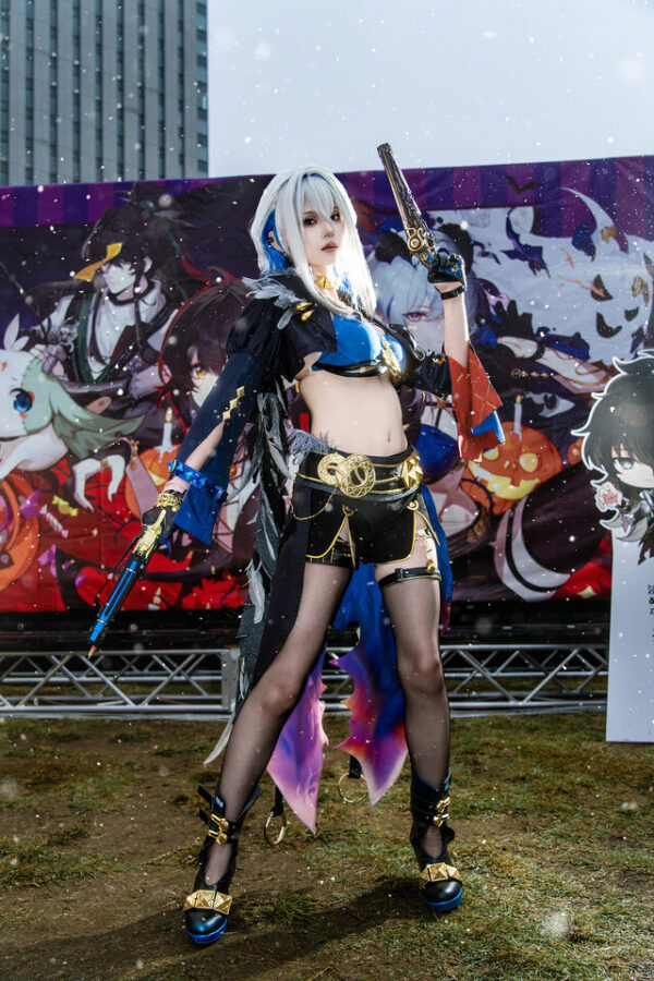 白银短发与双枪气场：月见月音嘉贝莉娜COS惊艳池袋万圣节