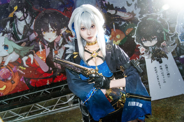 白银短发与双枪气场：月见月音嘉贝莉娜COS惊艳池袋万圣节