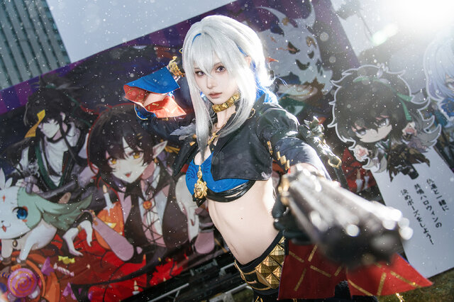 白银短发与双枪气场：月见月音嘉贝莉娜COS惊艳池袋万圣节