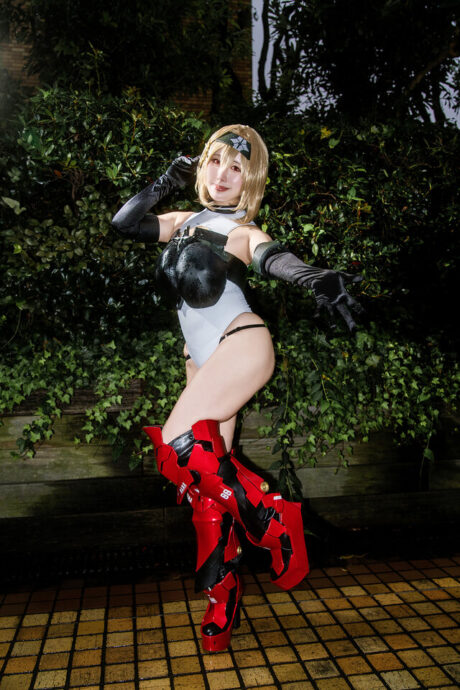 红鞋妮姬COS成池袋万圣节焦点,科技感与身形美学引爆全场 红鞋妮姬COS成池袋万圣节焦点,科技感与身形美学引爆全场