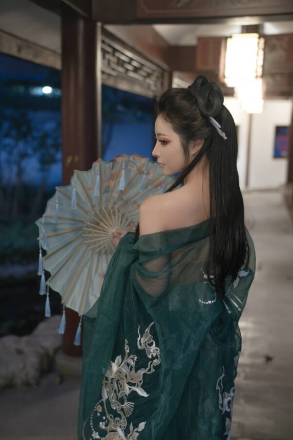 灯笼夜色下的锋芒：yuuhui玉汇柳如烟COS演绎东方克制美学