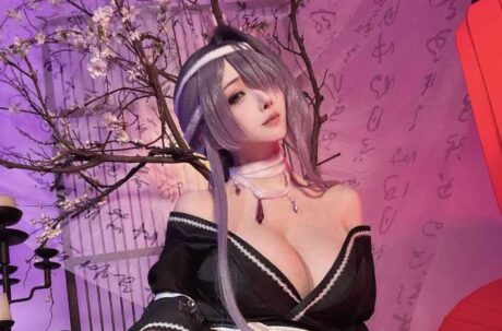 樱花与冷光下的重樱巫女:rioko凉凉子COS浅间的神性之美