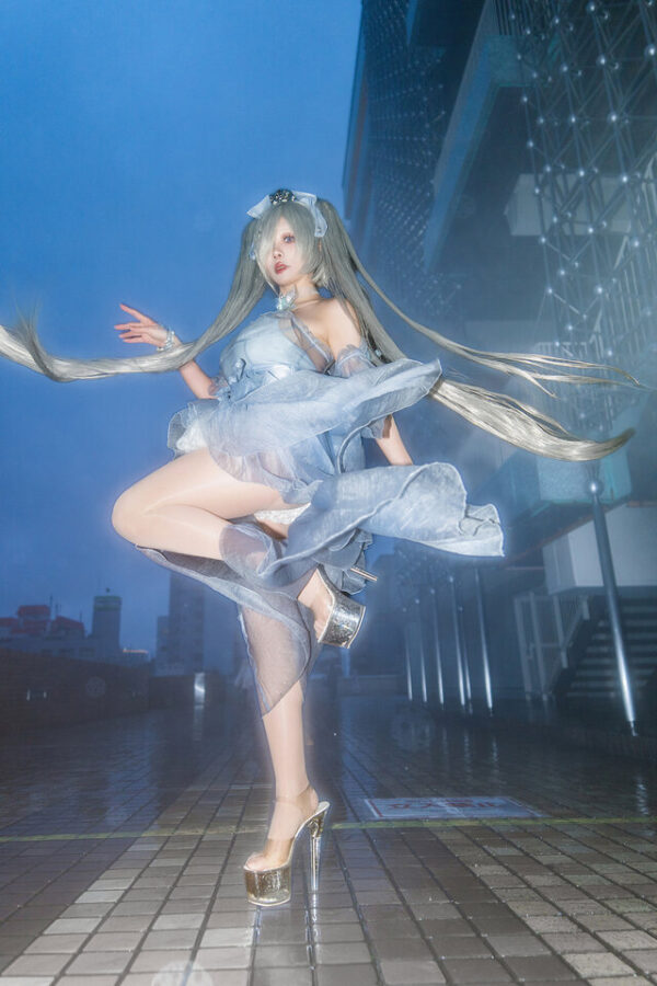 雨中起舞的优雅身影：Hiyokko灰姑娘COS演绎妮姬的梦幻瞬间