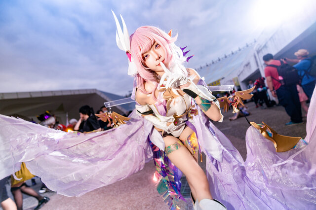 四巫日モミ爱莉希雅COS亮相台湾PF梦幻粉色妖精惊艳全场