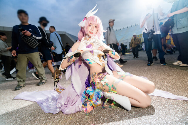 四巫日モミ爱莉希雅COS亮相台湾PF梦幻粉色妖精惊艳全场