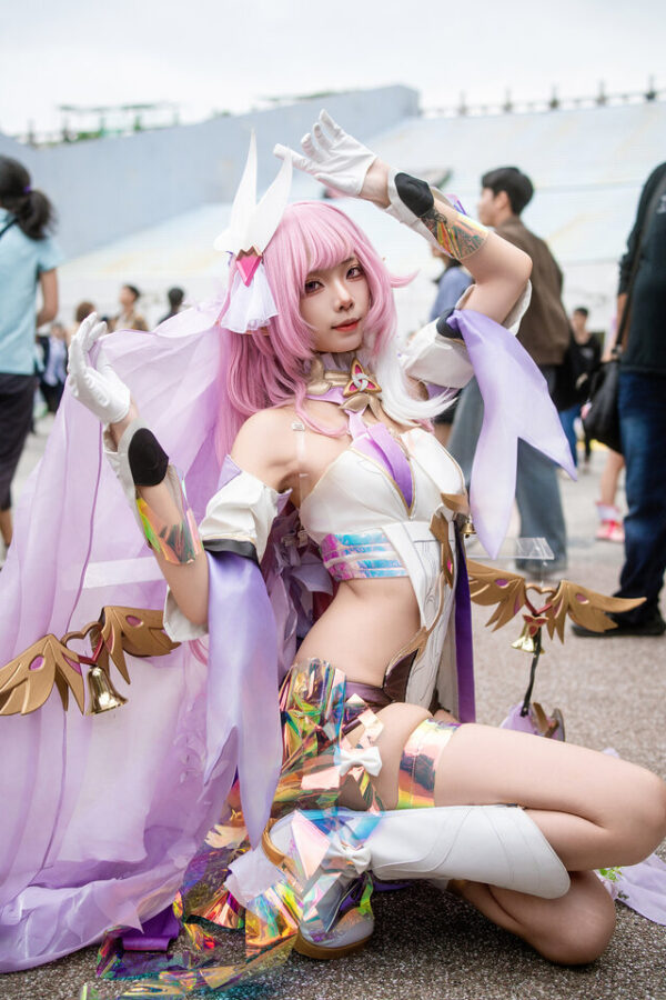 四巫日モミ爱莉希雅COS亮相台湾PF梦幻粉色妖精惊艳全场