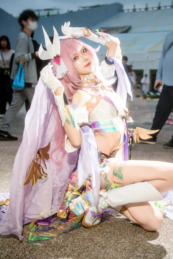 四巫日モミ爱莉希雅COS亮相台湾PF梦幻粉色妖精惊艳全场