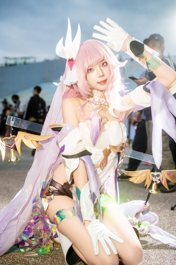 四巫日モミ爱莉希雅COS亮相台湾PF梦幻粉色妖精惊艳全场
