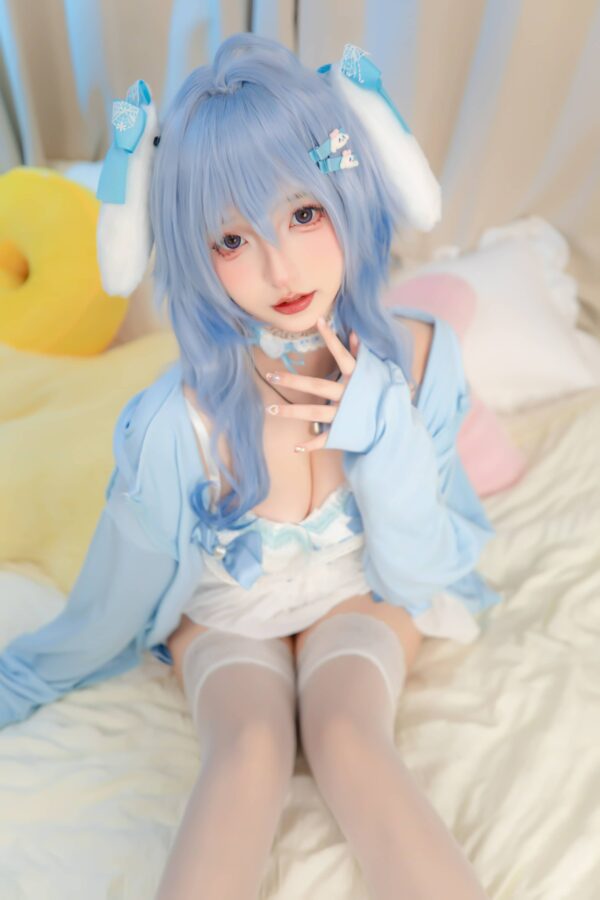 低声量的蓝色：神楽坂真冬COS气质演绎柔软光线中的甘雨