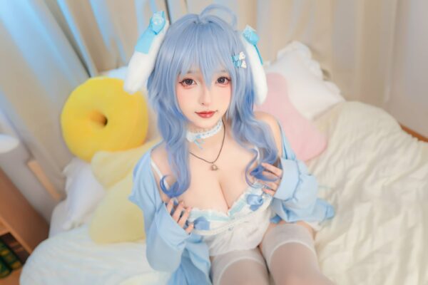 低声量的蓝色：神楽坂真冬COS气质演绎柔软光线中的甘雨