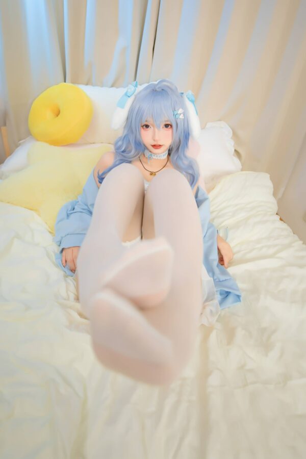 低声量的蓝色：神楽坂真冬COS气质演绎柔软光线中的甘雨