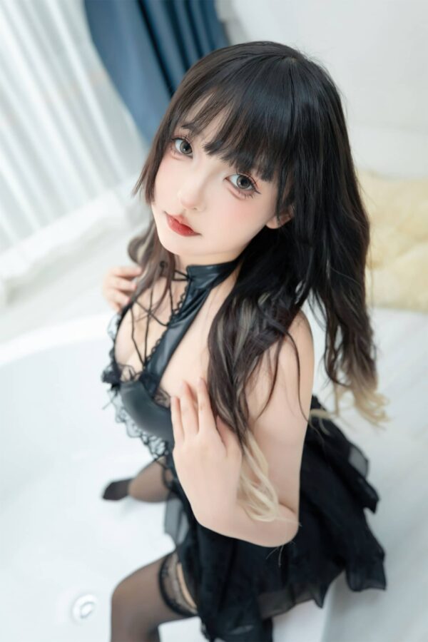 神楽坂真冬绝命吊带Cosplay赏析：冷艳气质与结构美学的融合