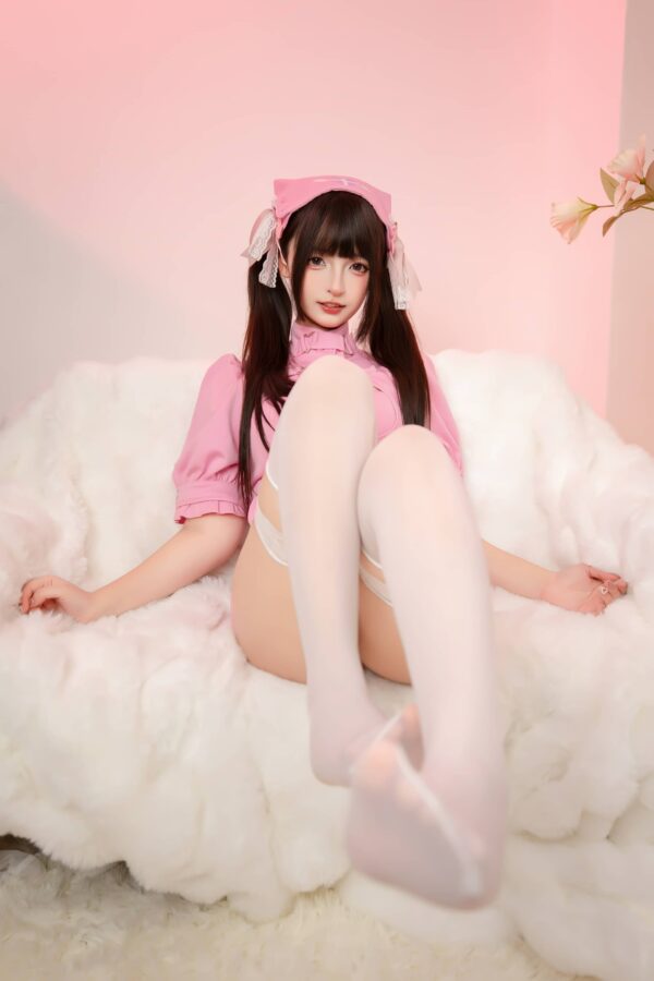 甜美与性感的完美融合：神楽坂真冬纯情护士COS二次元魅力