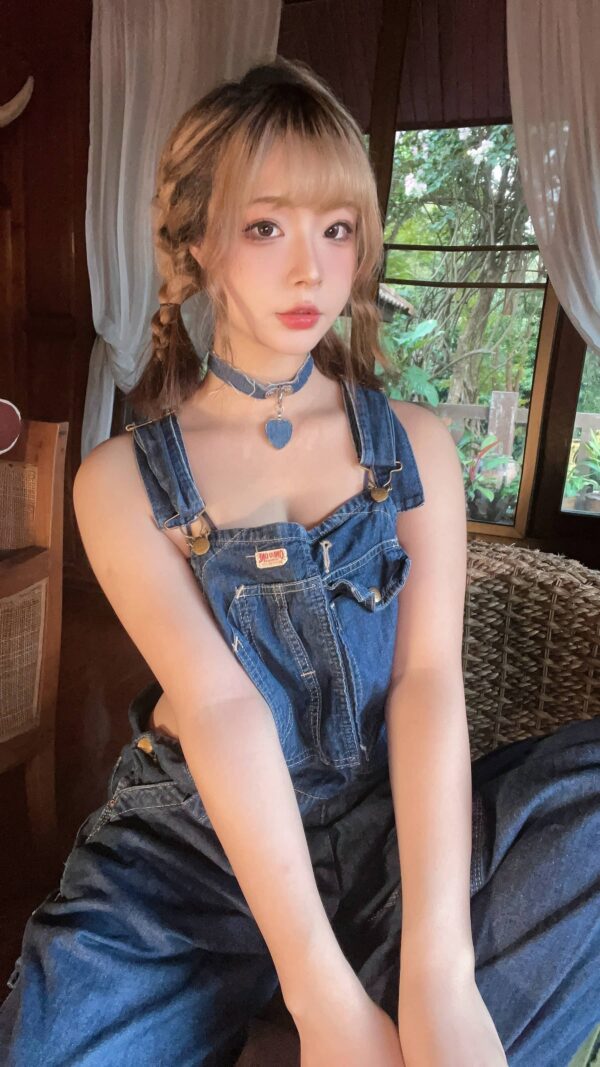 背带裤妹妹的温柔张力:yuuhui玉汇cos演绎生活感不对称美学 背带裤妹妹的温柔张力:yuuhui玉汇cos演绎生活感不对称美学