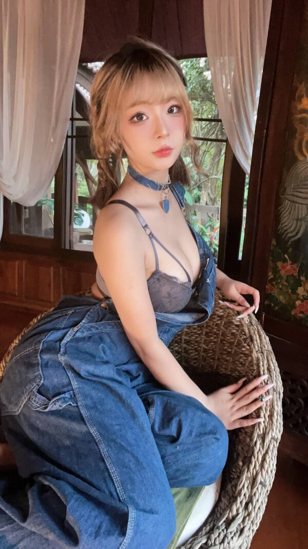 背带裤妹妹的温柔张力:yuuhui玉汇cos演绎生活感不对称美学 背带裤妹妹的温柔张力:yuuhui玉汇cos演绎生活感不对称美学