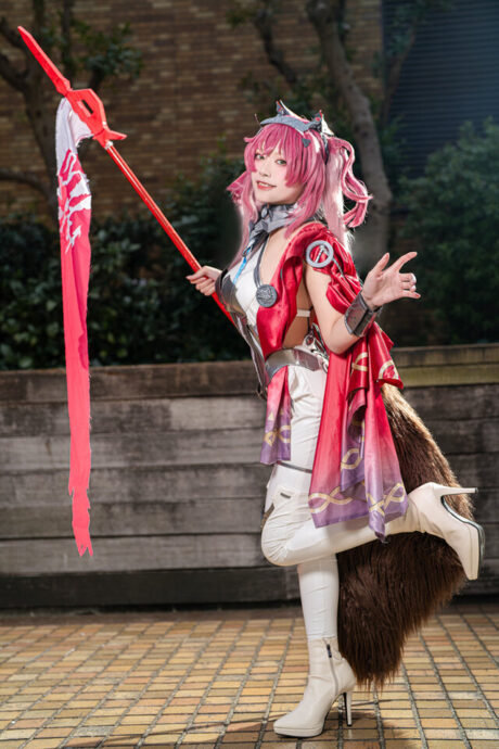 红披风与长枪的锋芒：Uni梅桃露帕COS还原鸣潮角色的魅力