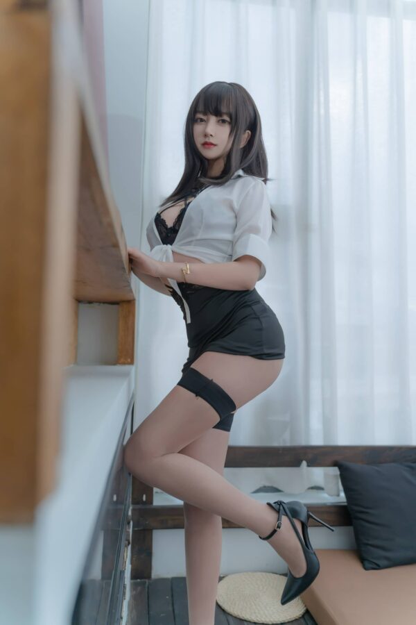 过期米线线喵OL女郎COS赏析:自信优雅与女性魅力的呈现 过期米线线喵OL女郎COS赏析:自信优雅与女性魅力的呈现