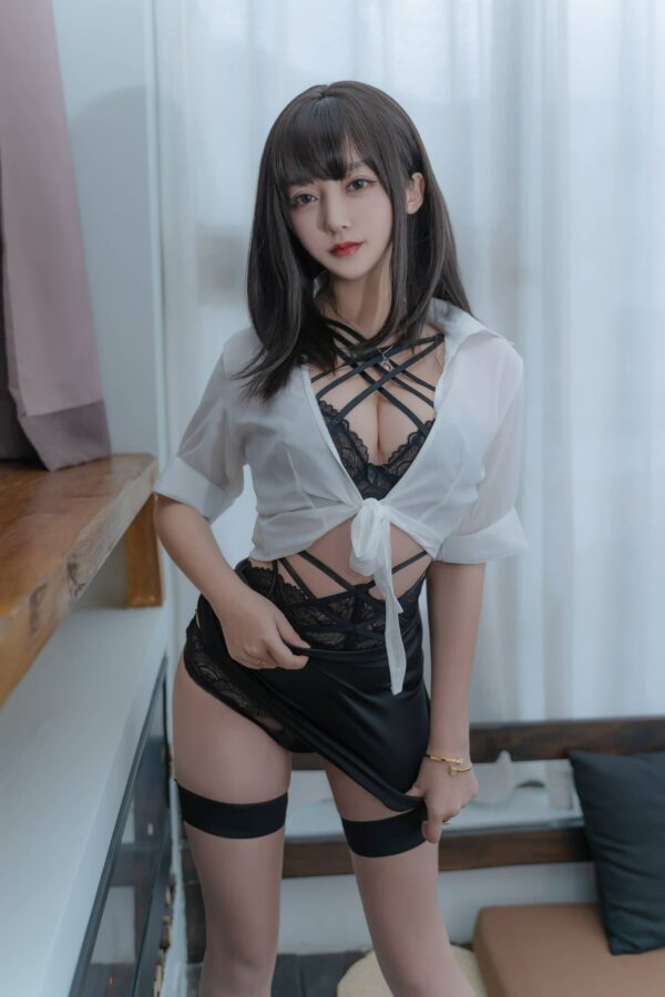 过期米线线喵OL女郎COS赏析:自信优雅与女性魅力的呈现 过期米线线喵OL女郎COS赏析:自信优雅与女性魅力的呈现