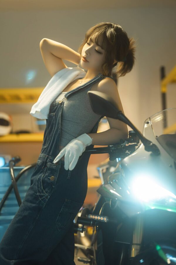 机车维修站yuuhui玉汇COS：女老板冷暖光影下的掌控气场