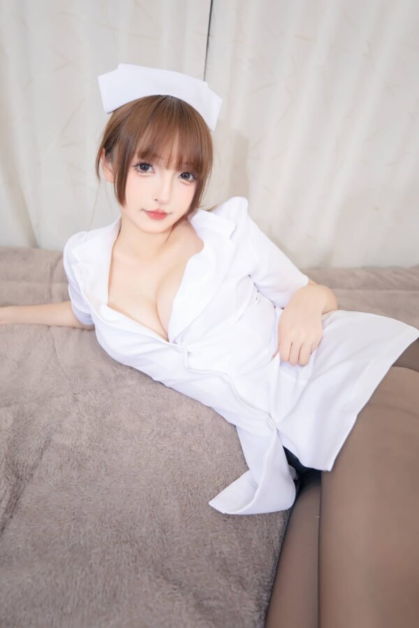 夜班护理小姐姐：神楽坂真冬cos演绎丝袜值勤护士的温柔魅力