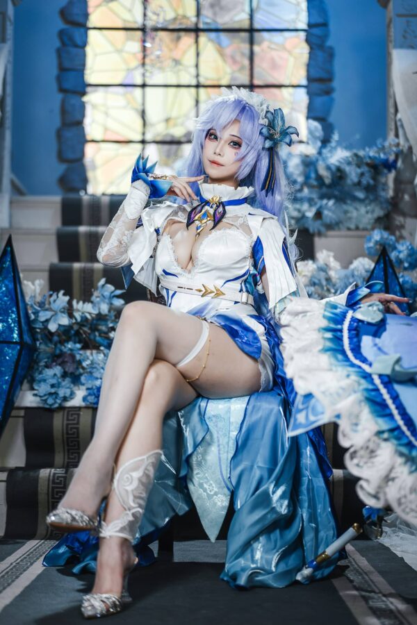 蜜汁猫裘鸣潮COS：完美演绎坎特蕾拉的冷感张力与优雅曲线