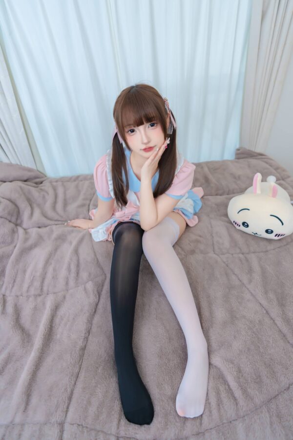 甜系女仆的俏皮魅力:神楽坂真冬黑白丝袜小小女仆COS赏析 甜系女仆的俏皮魅力:神楽坂真冬黑白丝袜小小女仆COS赏析