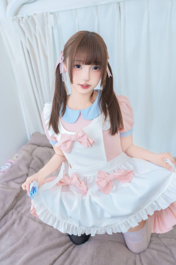 甜系女仆的俏皮魅力:神楽坂真冬黑白丝袜小小女仆COS赏析 甜系女仆的俏皮魅力:神楽坂真冬黑白丝袜小小女仆COS赏析