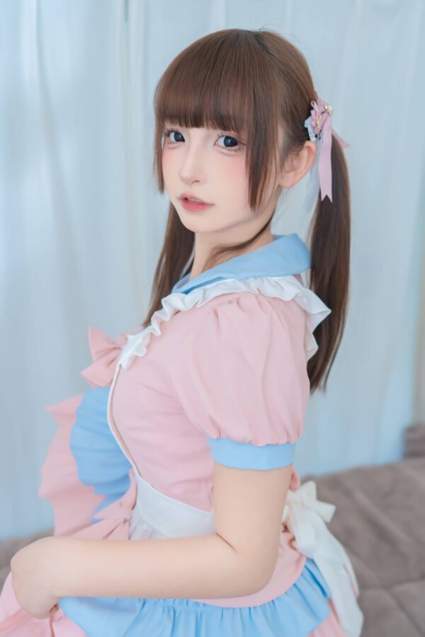 甜系女仆的俏皮魅力:神楽坂真冬黑白丝袜小小女仆COS赏析 甜系女仆的俏皮魅力:神楽坂真冬黑白丝袜小小女仆COS赏析