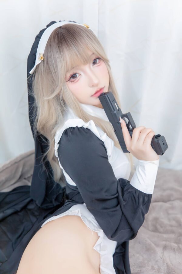 当修女拿起武器:神楽坂真冬战斗修女COS演绎优雅与危险 当修女拿起武器:神楽坂真冬战斗修女COS演绎优雅与危险