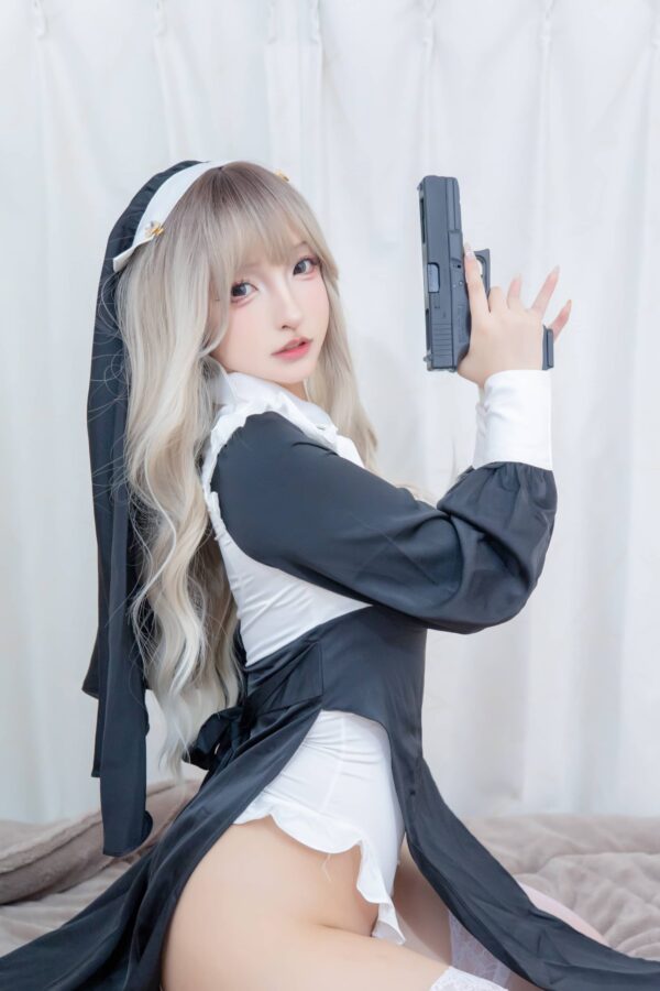 当修女拿起武器:神楽坂真冬战斗修女COS演绎优雅与危险 当修女拿起武器:神楽坂真冬战斗修女COS演绎优雅与危险