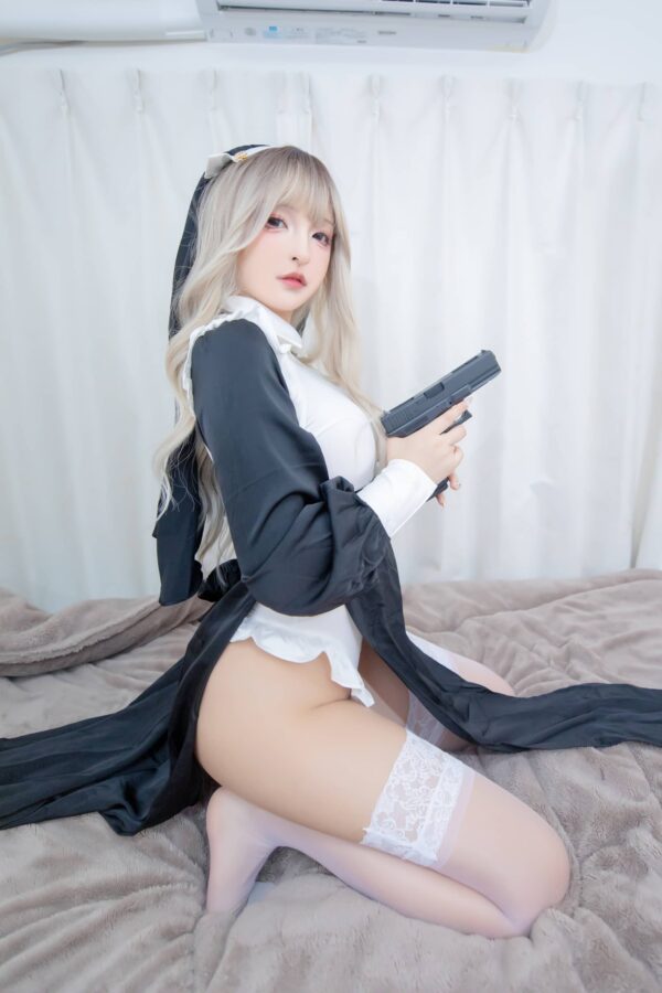 当修女拿起武器:神楽坂真冬战斗修女COS演绎优雅与危险 当修女拿起武器:神楽坂真冬战斗修女COS演绎优雅与危险