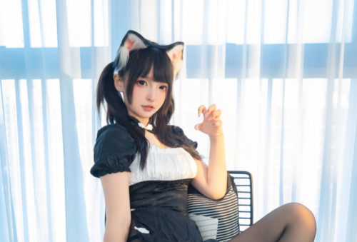 猫耳与蕾丝之间的俏皮魔法：神楽坂真冬的猫猫女仆COS赏析