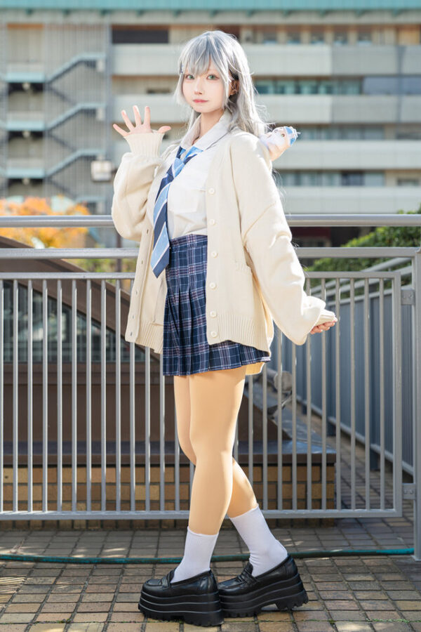 HoloLive白银诺艾尔cos：Reo格子裙制服造型清新可爱引人注目