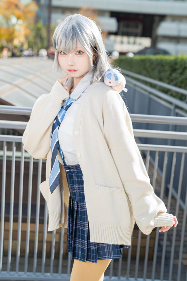 HoloLive白银诺艾尔cos：Reo格子裙制服造型清新可爱引人注目