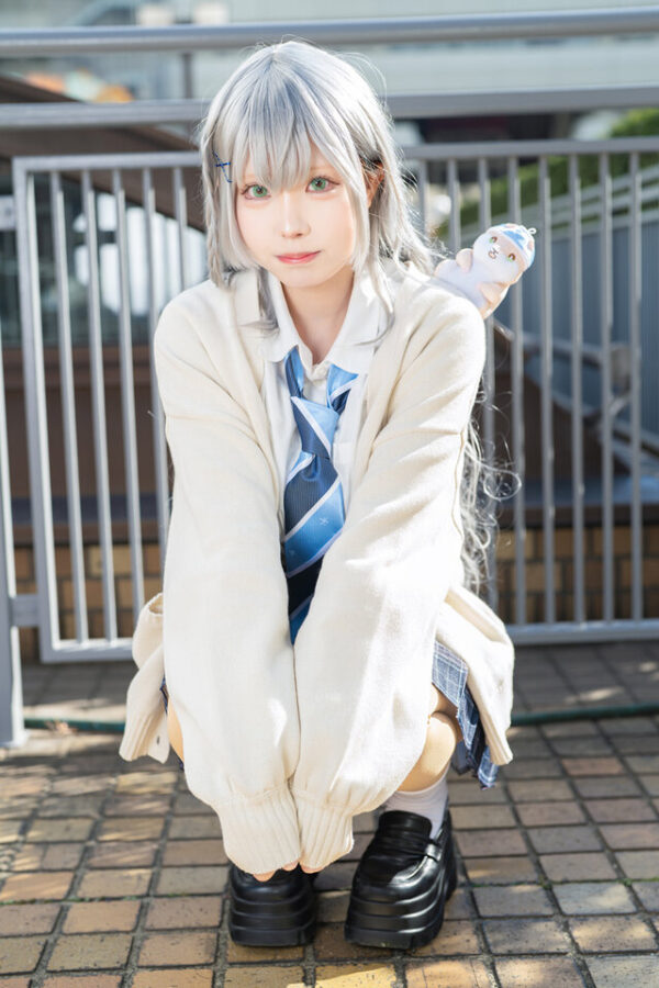 HoloLive白银诺艾尔cos：Reo格子裙制服造型清新可爱引人注目