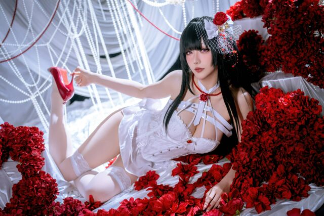 礼服版星之迟迟COS:米哈拉高贵冷艳与精致性感的完美呈现 礼服版星之迟迟COS:米哈拉高贵冷艳与精致性感的完美呈现