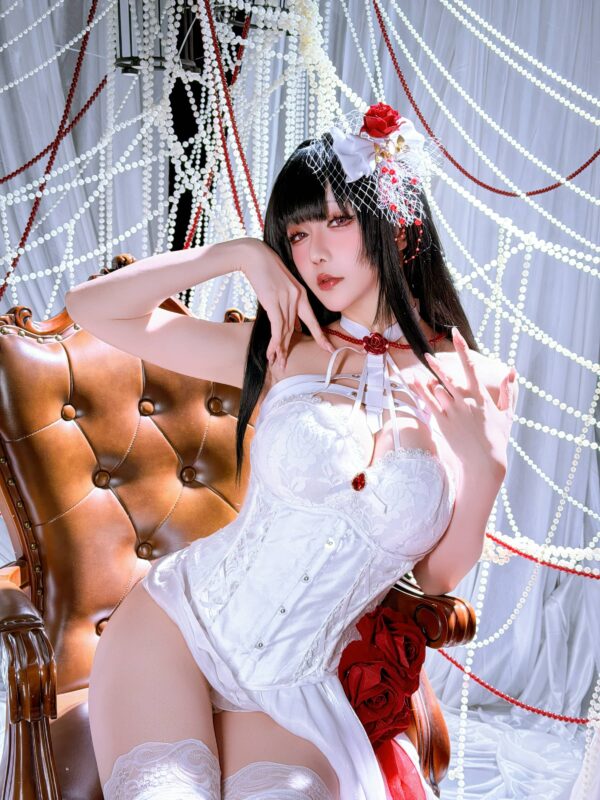 礼服版星之迟迟COS:米哈拉高贵冷艳与精致性感的完美呈现 礼服版星之迟迟COS:米哈拉高贵冷艳与精致性感的完美呈现