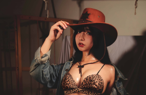 酒馆灯火下的女牛仔：yuuhui玉汇西部牛仔COS电影感解析