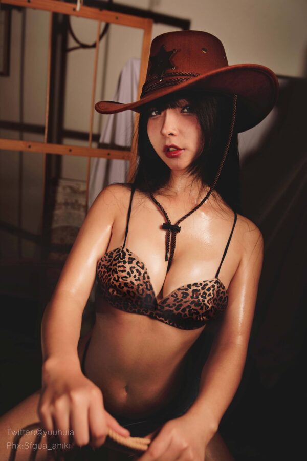 酒馆灯火下的女牛仔：yuuhui玉汇西部牛仔COS电影感解析